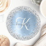 Posavasos Redondo De Papel Nombre del monograma del Purpurina plateado Metali<br><div class="desc">Personaliza fácilmente este diseño de moda de moda con un purpurina de imitación brillante de bonito plateado sobre un fondo metálico azul cepillado.</div>