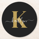 Posavasos Redondo De Papel Nombre inicial de oro negro monogramado<br><div class="desc">Estos elegantes y sencillos empaques de papel redondo negro con tu nombre en un tipo de letra de guión moderno en blanco tecleado sobre tu primera inicial en un moderno tipo de letra de tope en oro son perfectos para mantener tus mesas y mostradores libres de anillos de agua. Absorben...</div>