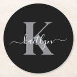 Posavasos Redondo De Papel Nombre inicial gris negro monogramado<br><div class="desc">Estos elegantes y sencillos empaques de papel redondo negro con tu nombre en un tipo de letra de guión moderno en blanco tecleado sobre tu primera línea en un moderno tipo de letra en gris son perfectos para mantener tus mesas y mostradores libres de anillos de agua. Absorben gotitas para...</div>