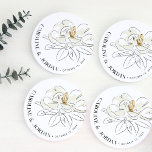 Posavasos Redondo De Papel Nombre personalizado del Boda del Ilustracion de m<br><div class="desc">Hermosas galletitas de papel boda de inspiración sureña con una magnolia blanca ilustrada enmarcada por la tipografía de moda en un diseño moderno.</div>