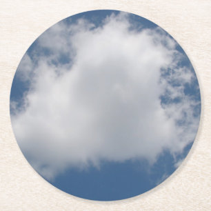 Posavasos Redondo De Papel Nubes de cúmulo sofocadas en cielo azul