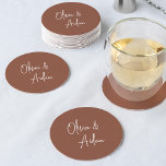 Posavasos Redondo De Papel Oxido | Boda de escritura manuscrita moderna<br><div class="desc">Diseñado para coincidir con nuestras invitaciones de boda manuscritas modernas. Un hermoso diseño basado en tipografía con un toque minimalista,  con sus nombres en escritura manuscrita moderna sobre un fondo de roya de terracota.</div>