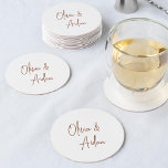 Posavasos Redondo De Papel Oxido | Boda de escritura manuscrita moderna<br><div class="desc">Diseñado para coincidir con nuestras invitaciones de boda manuscritas modernas. Un hermoso diseño basado en tipografía con un toque minimalista,  con sus nombres en escritura moderna de terracota rust manuscrita.</div>