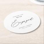 Posavasos Redondo De Papel Partido de compromiso de caligrafía blanca y negra<br><div class="desc">Presentamos nuestra moderna montaña de papel redonda Black & White Calligraphy Engagement Party! Celebra tu fiesta de compromiso con estas elegantes y personalizadas galerías que incluyen las palabras "Estamos comprometidos" en una hermosa caligrafía. La montaña rusa está diseñada para ser sencilla pero elegante con un toque moderno, lo que la...</div>