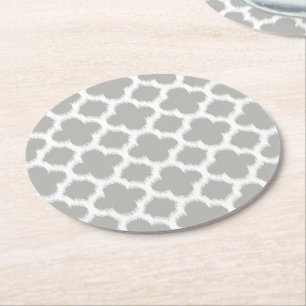 Posavasos Redondo De Papel Patrón ikat quatrefoil de color blanco y gris beig