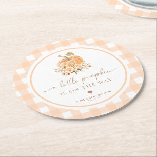Posavasos Redondo De Papel Peach Gingham Fall Un Pequeño Calabaza Está En Cam