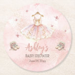 Posavasos Redondo De Papel Pequeña balerina rosada tutu Chica Baby Shower<br><div class="desc">Cute ballerina tutu y mariposas chica Baby Shower o Sprinkle diseño con alcohol rosa y fondo rosado estilo rosado. Par con artículos de nuestra colección de diseño "A Sweet Little Ballerina Is On the Way & We're TUTU Emocionado!".</div>