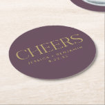 Posavasos Redondo De Papel Personalizado Cheers Boda de oro de ciruela morada<br><div class="desc">Estos embutidos personalizados en ciruela morada oscura con la palabra Cheers, nombres de novios y novios, y fecha boda en elegante tipografía de oro son fabulosos para recepciones de bodas, duchas de parejas y fiestas de aniversario. El color de fondo se puede personalizar. ¿Preguntas o necesita ayuda con el cambio...</div>