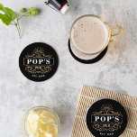 Posavasos Redondo De Papel Personalizado Pop's Pub Home Bar Year establecido<br><div class="desc">Regale a un abuelo especial con estas impresionantes galas de personalizado para el Día del Padre. Es un gran complemento a la instalación de la barra de casa del abuelo, que incluye el "Pop's Pub" y el año establecido en el logo de una barra de estilo vintage. Todo el texto...</div>