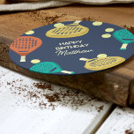 Posavasos Redondo De Papel Personalizado temática de Padel Tennis Fiesta<br><div class="desc">Ya sea un fiesta en la cancha de padel o una celebración en honor a su jugador de padel favorito, lleve su juego de fiesta al siguiente nivel con suministros fiestas personalizados. Estos embutidos de papel están listos para ser personalizados con su propio saludo y nombre. Cuentan con ilustraciones de...</div>