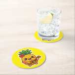 Posavasos Redondo De Papel Piña Kawaii sonriente - Tropical<br><div class="desc">¡Trae vibraciones a tu mundo con este pegatina de piña Kawaii ultra lindo! Con grandes ojos brillantes, una sonrisa brillante, una flor colorida y una ukulele diminuta, está lista para abrirse camino en tu corazón. El suave fondo gris y el limpio borde blanco hacen que este pegatina aparezca en cualquier...</div>