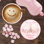 Posavasos Redondo De Papel Popcorn rosa y fiesta de cumpleaños de pijamas<br><div class="desc">Transforme la celebración de cumpleaños de tu niñita en un caprichoso fiesta con nuestra encantadora plantilla de diseño "Popcorn Rosa y Pajamas". Perfecto para los cumpleaños de cualquier edad, pero particularmente delicioso para los niños de 6 y más años, este encantador diseño prepara el escenario para una noche acogedora e...</div>
