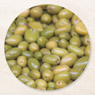 Posavasos Redondo De Papel Primer plano de aceitunas verdes