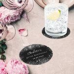 Posavasos Redondo De Papel Purpurina de plata negra de cumpleaños brillan<br><div class="desc">Un elegante fondo negro con elegantes purpurinas de color plateado falso,  chispas. El texto: El nombre está escrito en blanco con una escritura de estilo con letras a mano moderna. Personalice y agregue un nombre,  edad y fecha.</div>