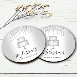 Posavasos Redondo De Papel Purpurina de torta de plata gotea elegante fiesta<br><div class="desc">Relájese con su bebida favorita y proteja su mobiliario con estos cuentacuentos de papel con nombres personalizados, sencillos y modernos. Un purpurinoso, moda, pastel de plata de 2 capas, tipografía de escritura elegante y goteo de purpurinas superponen un falso fondo metálico oscuro. Personaliza con el nombre y el mensaje que...</div>