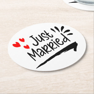 Posavasos Redondo De Papel Recién Casados Anuncio de Boda Corazones Rojos Neg