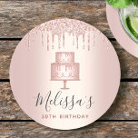Posavasos Redondo De Papel Rosa de torta de oro purpurina gotea elegante fies<br><div class="desc">Relájese con su bebida favorita y proteja su mobiliario con estos cuentacuentos de papel con nombres personalizados, sencillos y modernos. Una torta purpurinoso, de moda, de oro rosa de 2 capas, tipografía de escritura elegante y goteo de purpurinas superponen un fondo sombrío de oro rosa metálico. Personaliza con el nombre...</div>