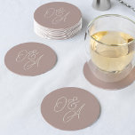 Posavasos Redondo De Papel Rosa Taupe | Boda de monograma de script sobredime<br><div class="desc">Una hermosa montaña rusa de bodas basada en tipografía con tus iniciales en tono de polvoriento taupe rosa letras de tamaño excesivo. Personalice con sus iniciales y,  a continuación,  utilice la Herramienta de diseño para ajustar el tamaño y el posicionamiento para crear el monograma del personalizado.</div>