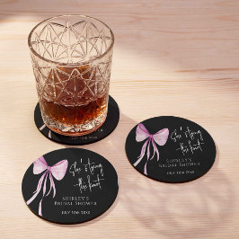 Posavasos Redondo De Papel Rubor Pink Bow ella está atando la ducha nupcial