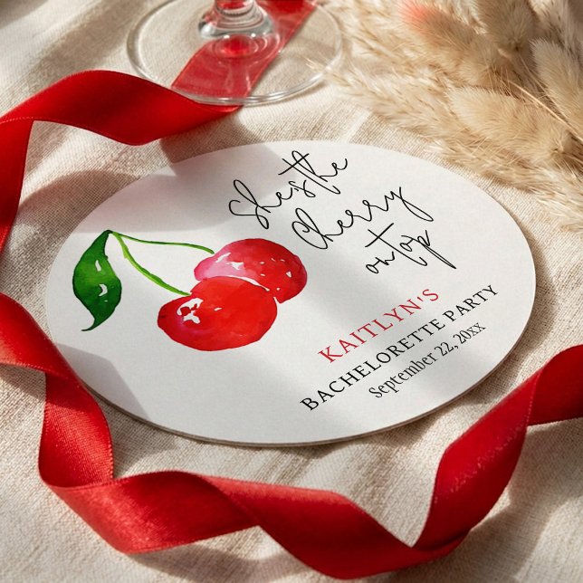 Posavasos Redondo De Papel She’s the Cherry on Top 🍒 Bachelorette Party (Subido por el creador)
