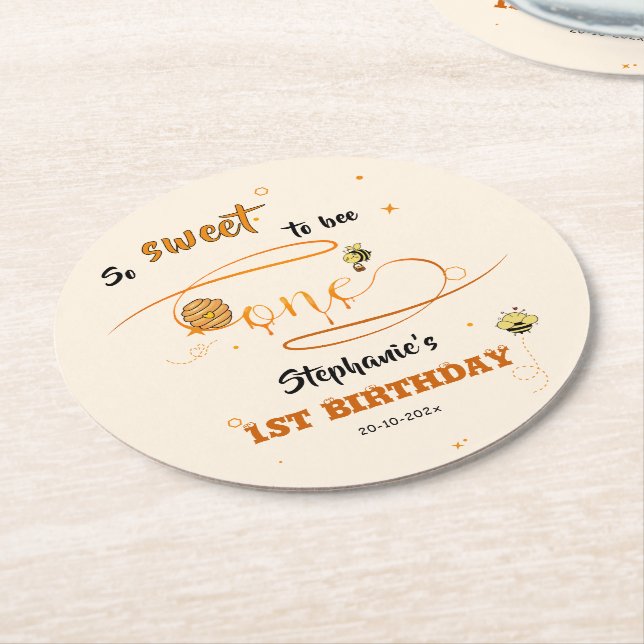 Posavasos Redondo De Papel So Sweet To Bee One Cute Honey Bee 1st Birthday (En perspectiva)