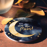 Posavasos Redondo De Papel Sobre el espacio de las estrellas celestes de Baby<br><div class="desc">Celebre la llegada de una nueva estrella con estas encantadoras tarimas de papel de ducha de bebé, con una brillante luna dorada y estrellas brillantes en un fondo espacial azul profundo, todas bellamente representadas en acuarelas. El encabezado, "¡Estamos sobre la luna!", agrega un toque de alegría y emoción a esta...</div>