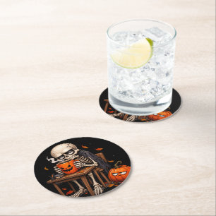 Posavasos Redondo De Papel Taza de Halloween de Esqueleto bebiendo de una cal
