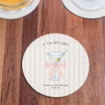 Posavasos Redondo De Papel Tini Bit mayor | Cumpleaños Temático Martini<br><div class="desc">¿Listo para celebrar que su chica envejezca un poco? Esta colección temática martini es tan elegante y hará que sus invitados compitan con RSVP. Perfecto para cualquier cumpleaños de edad. Saludos por envejecer con estilo. Pero lo mejor es decorar tu recinto con un Martini bar, que es la quintaesencia de...</div>