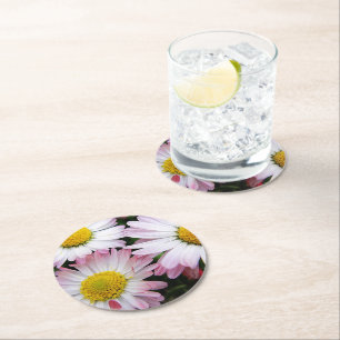 Posavasos Redondo De Papel Tres margaritas rosas y blancas