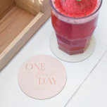 Posavasos Redondo De Papel Un día más Boda ensayo Rubor Pink<br><div class="desc">boda minimalista ensayando la montaña rusa de la cena con un texto de tipografía que dice "un día más". El fondo es rosa.</div>