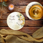 Posavasos Redondo De Papel Un poco de calabaza cosecha de oro Baby Shower flo<br><div class="desc">Hermoso para el otoño, este diseño de Baby Shower "A Little Pumpkin is On The Way" presenta una hermosa calabaza blanca crema rodeada por un ramo de oro de cosecha y flores blancas cremosas y vegetación de temporada. "A Little Pumpkin" y "Welcome" se hacen con textos de escritura marrón oscuro...</div>