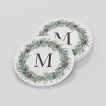 Posavasos Redondo De Papel Verde de invierno rústico Monograma Guirnalda inic<br><div class="desc">Elegante diseño de montaña de bebida de vacaciones redondeada presenta un fondo rústico de grano de madera blanca de moda con una corona de vegetación acuática de invierno enmarcando una familia / apellido monograma inicial.</div>