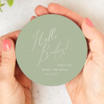 Posavasos Redondo De Papel Whimical Sage Green Hello Baby<br><div class="desc">Le presentamos nuestra suntuosa sabia verde hola bebé, papelera redonda, ideal para su sencilla celebración de boho en cualquier temporada del año! Esta montaña tiene una moda de boho, un ambiente neutro con caligrafía elegante y un delicado diseño minimalista, por lo que es ideal tanto para chicas como para niños....</div>