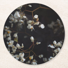 Posavasos Redondo De Papel White moody flowers on dark background