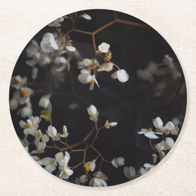 Posavasos Redondo De Papel White moody flowers on dark background (Anverso)