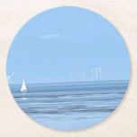 Posavasos Redondo De Papel Yate blanco y mares tranquilos<br><div class="desc">Tomé esta fotografía la semana pasada mientras caminaba por la costa entre Beltinge y Reculver. Fue un día glorioso,  la marea estaba lejos,  luego vi a este pequeño yate blanco deslizándose por las costas,  con las tenues líneas del parque eólico detrás. Fue muy pacífico.</div>