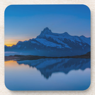 Posavasos Reflejo de agua al atardecer en la montaña azul