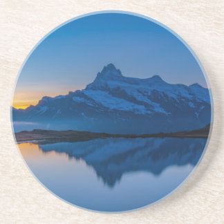 Posavasos Reflejo de agua al atardecer en la montaña azul