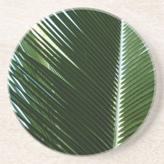 Posavasos Resumen verde tropical de palmeras que se abruman