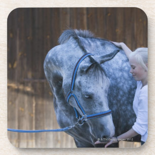 Posavasos retrato de la chica joven que sostiene el caballo