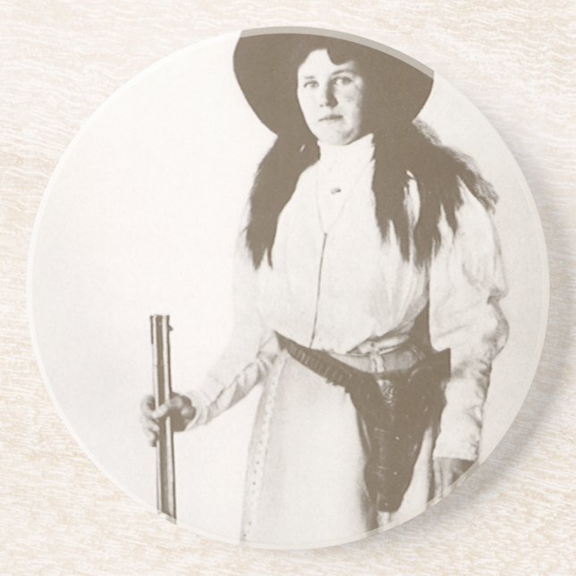 Posavasos Retrato fotográfico de una niña portando un rifle, (Frente)