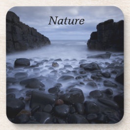 Posavasos Rocas y guijarros a lo largo de la costa costera d