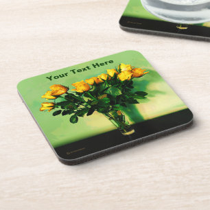 Posavasos Rosas amarillas contra una pared verde