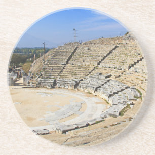 Posavasos Ruinas de estadio en Éfeso, Turquía en la montaña