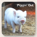 Posavasos Sacar la vida de la granja de la montaña de plásti<br><div class="desc">Te encantará este pequeño cerdito "Piggin' Out" en este conjunto de seis tiras plásticas.</div>