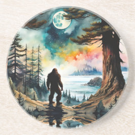 Posavasos Sasquatch de pie en la cresta que domina el océano