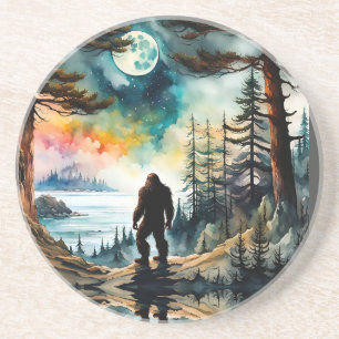 Posavasos Sasquatch de pie en la cresta que domina el océano