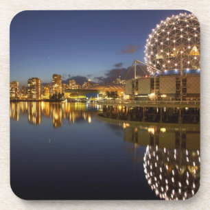 Posavasos Science World y CBD reflejados en False Creek,