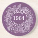 Posavasos Sello de vino de Grapevina Blanca Vintage, añada a<br><div class="desc">Este elegante ilustracion de personalizable está inspirado en las etiquetas de los vinos y los corchos. Una viña decorativa rodea un sello redondo que dice "cosecha" en la parte superior y "reserva limitada" debajo. Los números del centro pueden ser personalizados para representar tu año de nacimiento. Una pequeña pancarta debajo...</div>