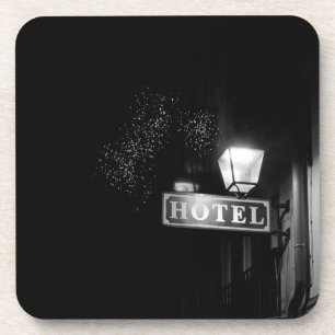 Posavasos Señal de hotel de época, luz de la calle y mucha l